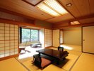 【続き間の広々とした客室】グループやご家族での利用に好評です。