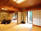 【続き間の広々とした客室】グループやご家族での利用に好評です。