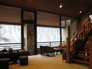 【ロビー/冬】明るい陽光と山々の季節の移ろいが感じられる大きな窓が特徴。