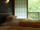 【ベッドのあるお部屋】シモンズ製セミダブルベッド2台のツインルーム+10畳和室+4.5畳和室を配した和洋室