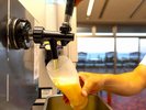 2階のラウンジでは無料のドリンクサーバーをご用意