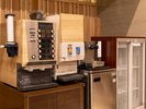 ラウンジでは無料の生ビールなどドリンクサービスがございます