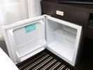 冷蔵庫は環境に配慮し、電源を切っております。スイッチとダイヤルを操作してください。