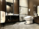 1Fロビーにおむつ交換代と手すり付きのトイレを設置しています。入口は80p以上の幅を確保しています。