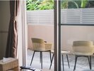 【客室設備】1階ベランダ椅子とテーブル