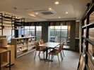 【ブックライブラリー/宿泊者様限定】豊富な書籍3,000冊とフリードリンクを揃えております。