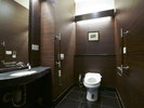 館内1階に共用トイレをご用意。手すりの設置があるため足腰が弱いお客様でも安心してご利用可能です。