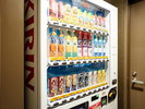 2階にソフトドリンクの自動販売機をご用意。