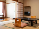 【街側和室10畳】門前町の風情を身近に感じながら、我が家のように気兼ねなくお寛ぎいただける