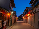 【表参道商店街】提灯の明かりがやさしく灯る。昼の賑わいから一転、レトロで静かな風情が漂う。