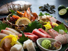 【刺身盛り合わせ】旬の魚介を華やかに盛り付けたお造り。