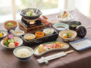 【和朝食】旅の朝をゆったり彩る朝食膳。静かな空間で一日の始まりを優雅にお迎えください。