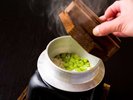 炊き立ての枝豆入りの釜飯