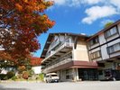 秋のホテル全景
