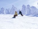 樹氷原の中をボードで颯爽と