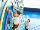 親子の北壁 クライミングウォール体験