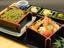 3階和食レストラン「漣(さざなみ)」のランチタイムのお食事一例です