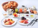 アメリカンブレックファーストを基に、アジュールオリジナルにアレンジしたシェフ自慢の洋食