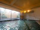いつもとは違う至福の湯浴み。広々とした湯船でかけ流しの温泉をご堪能ください。