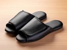 様々なお客様にフィットできるアジャスト型の黒スリッパ。