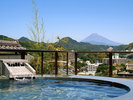 雪解け後の夏の富士山もまた、風情があります。富士に見守られる絶景露天。