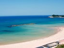 �y�������߃r�[�`�z���Εl�C������F�Ă̊C�����̑��ɂ��T�[�t�B����o�[�h�E�H�b�`���O�ȂǂP�N���y���߂�