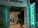 夜のホテル玄関