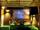 客室名:《浜万年青》お部屋にはプライベートシアターをご用意しております。
