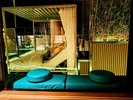 客室名:《浜万年青》温泉に入りながら、日の出や美しい夜景をお楽しみいただけます。