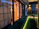 客室名:《浜万年青》温泉に入りながら、日の出や美しい夜景をお楽しみいただけます。