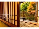 露天風呂付き客室 山側 紅葉の広縁
