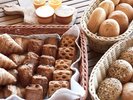毎朝やきたてのパンに自家製の黒糖マーガリンや石垣島産のジャムを添えて。