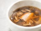 季節のコース(2026秋)甲斐路軍鶏もも肉のコンフィとなめこのコンソメスープ