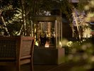 中庭(夜)