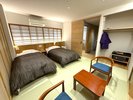 松ぼっくりの間(コンパクトツイン)ベッドはシングルベッドを2台配置。寝具はシモンズ社製のベッドを採用