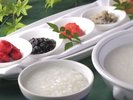 シンプルなおかゆには高菜、梅干し、佃煮などトッピングを日替わりでご用意しております。