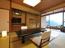 *南館4階客室一例。湯沢の町並みを一望する広々とした次の間付き和室。