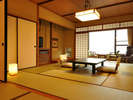 *南館4階客室一例。湯沢の町並みを一望する広々とした次の間付き和室。