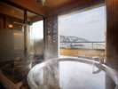 【露天風呂付き貴賓室（６階）】檜の露天風呂