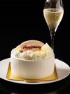 ケーキとワインで特別な日を演出