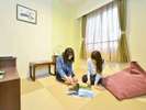 琉球畳のお部屋でリラックス!小さなお子様連れご家族にオススメ。(狭いですが大人2名様まで宿泊可能)