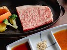 おおいた和牛ステーキ会席肉質4等級以上、まろやかでとろけるような舌触りのステーキです。