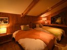 【ヒラリー卿の部屋】木材の風合いが織りなすロッジならではの雰囲気をもっとも感じて頂けるお部屋です。