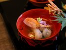 季節の彩り感じる味を器に盛り込みます。
