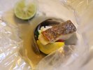 【包み蒸し焼き】中を開けるのが楽しみな一品<献立一例>