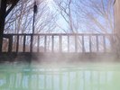 沼尻高原の自然を間近に源泉かけ流しの“にごり湯”を満喫する露天風呂