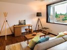 【特別室】窓からの景色はまるで一枚の絵画。ソファに腰かけ沼尻高原を間近に―