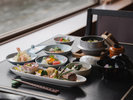 【ご夕食:宝来会席】「現代の名工」が生む、卓越した和の味わいをお召し上がりください。