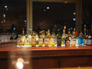【レストラン&BAR ガスライト】窓から宝塚の夜を眺め、こだわりのお酒をお楽しみください。