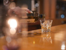 【レストラン&BAR ガスライト】窓から宝塚の夜を眺め、こだわりのお酒をお楽しみください。